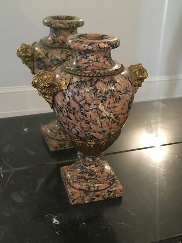 Vase granit rose et têtes de satyre, image 1/1