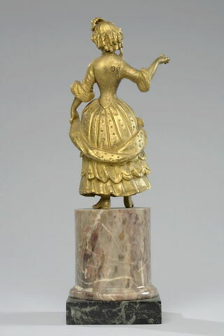 Femme en costume Louis XVI, image 2/2