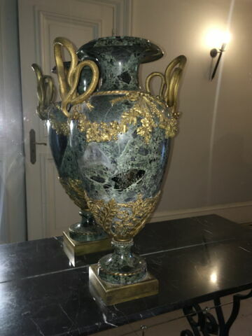 Vase, anses en forme de serpents