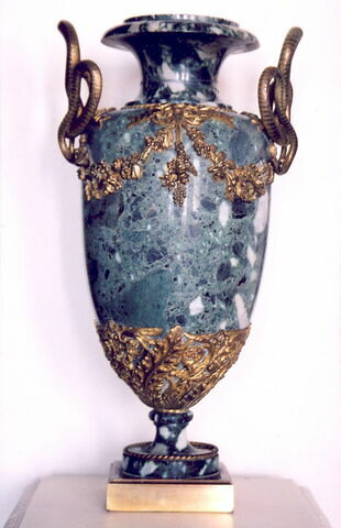 Vase en forme d'urne avec anses en forme de serpent et guirlande de fleurs