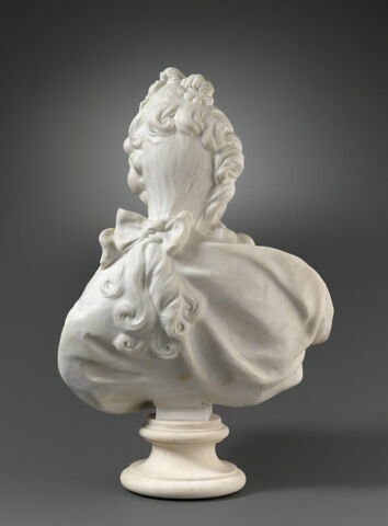 Femme avec un rang de perles dans les cheveux et une rose dans la draperie, image 3/4