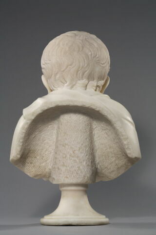 Jeune garçon en toge, image 5/9
