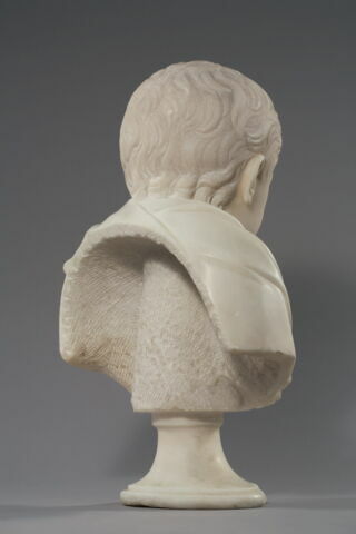 Jeune garçon en toge, image 6/9