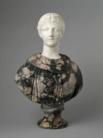 Femme coiffée et vêtue à l'antique
