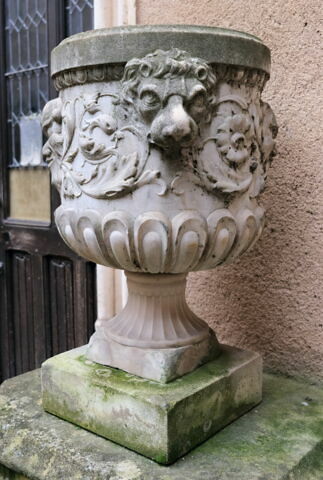 Vase à panse godronnée, orné d'un rinceau, de deux mufles de lion et de deux masques de satyre, image 2/6
