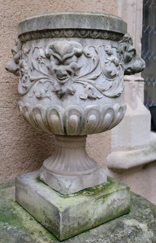 Vase à panse godronnée, orné d'un rinceau, de deux mufles de lion et de deux masques de satyre, image 3/6