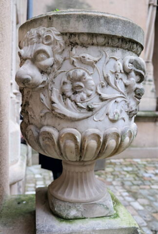 Vase à panse godronnée, orné d'un rinceau, de deux mufles de lion et de deux masques de satyre, image 4/6