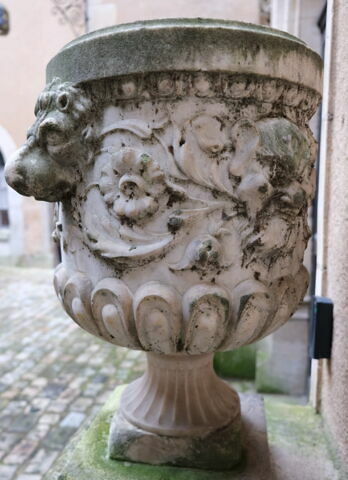 Vase à panse godronnée, orné d'un rinceau, de deux mufles de lion et de deux masques de satyre, image 5/6