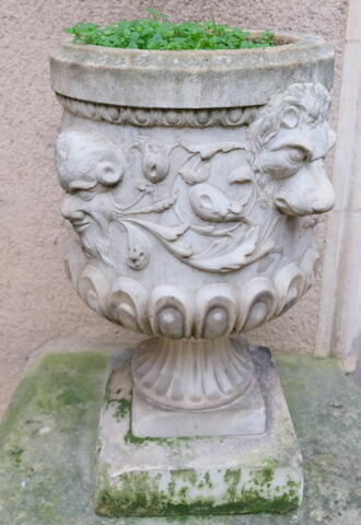 Vase à panse godronnée, orné d'un rinceau, de deux mufles de lion et de deux masques de satyre
