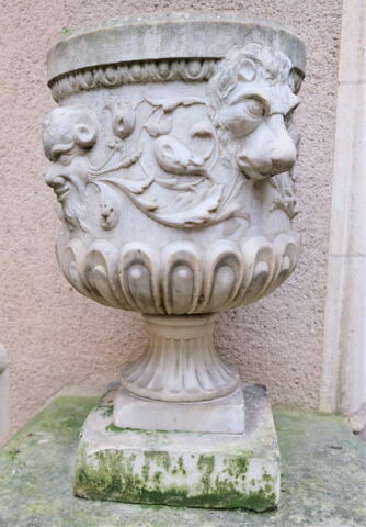 Vase à panse godronnée, orné d'un rinceau, de deux mufles de lion et de deux masques de satyre, image 5/5