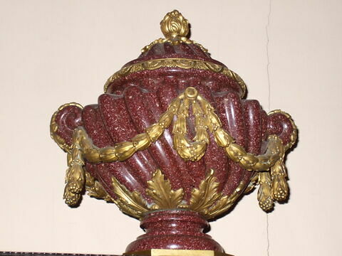 Vase à godrons avec guirlandes de bronze doré, image 1/1
