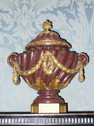 Vase à godrons avec guirlandes de bronze doré