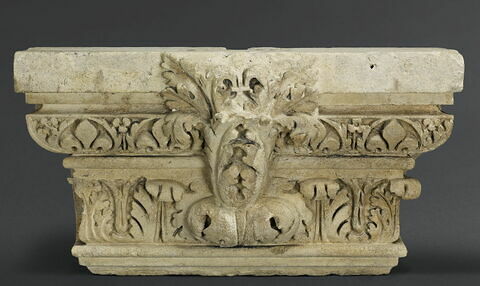 Chapiteau de pilastre orné d'une fleur de lys provenant du Palais des Tuileries