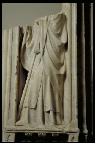 Fragment décoré d'une figure d'évêque, image 2/3