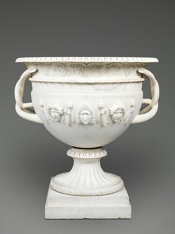 Vase orné de masques bacchiques et tragiques alternés de thyrses
