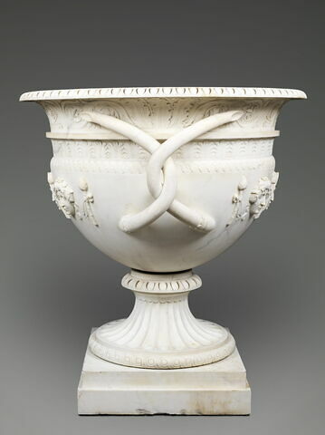 Vase orné de masques bacchiques et tragiques alternés de thyrses, image 2/4