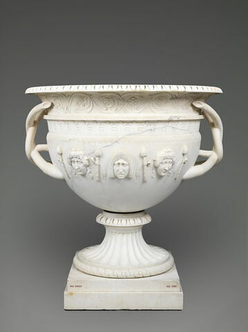 Vase orné de masques bacchiques et tragiques alternés de thyrses, image 3/4