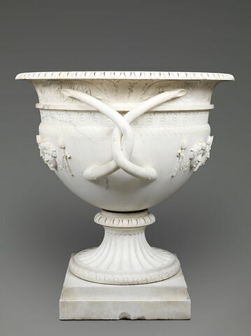 Vase orné de masques bacchiques et tragiques alternés de thyrses, image 4/4
