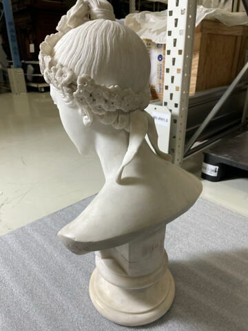 Jeune fille couronnée de fleurs, image 4/4