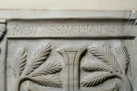 Relief décoré de pilastres de strigiles et d'un vase surmonté d'une croix dit 