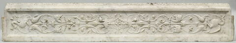 Soffite portant un décor d'arabesques avec des oiseaux, des masques, une étoile au centre, image 2/9