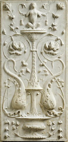 Panneau symétrique à décor de candélabre. Une coupe avec deux dauphins au milieu d'arabesques, de feuillage,une créature hybride à son sommet