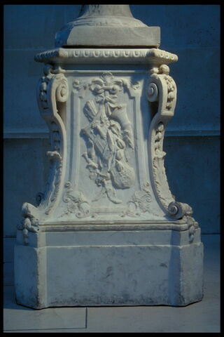 Piédestal orné de trophées de chasse, image 2/4