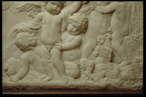Un Amour tenant une couronne et deux enfants luttant, image 4/4