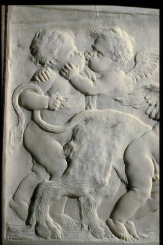 Amour et enfant conduisant un lion (à l'arrière plan, Amour embrassant un enfant), image 2/2