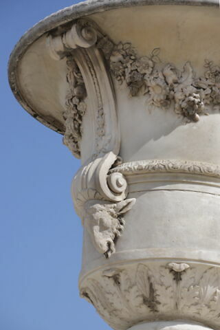 Vase orné de guirlandes de fleurs, image 11/15