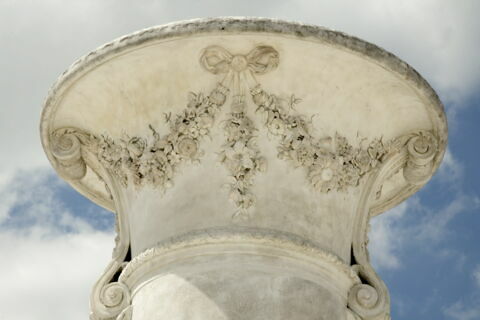 Vase orné de guirlandes de fleurs, image 3/15