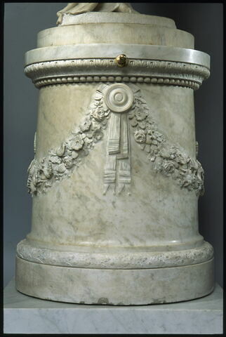 Piédestal cylindrique avec base et corniche sculptées de l'Amour et Psyché, image 4/7