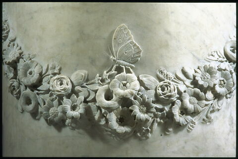 Piédestal cylindrique avec base et corniche sculptées de l'Amour et Psyché, image 6/7