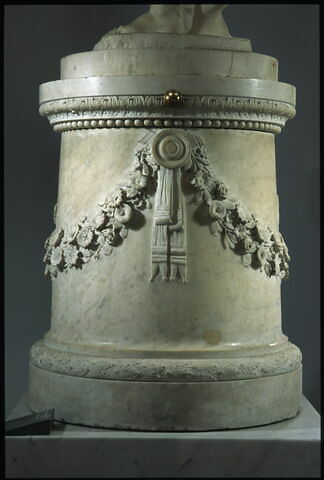 Piédestal cylindrique avec base et corniche sculptées de l'Amour et Psyché, image 7/7