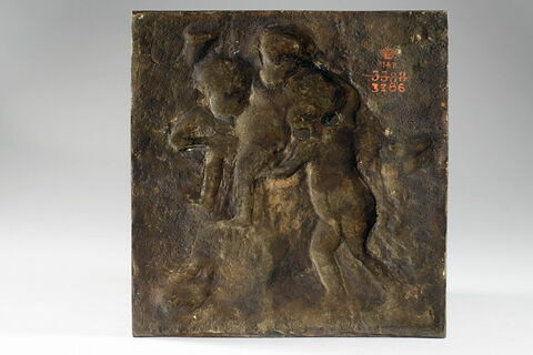 Bacchus enfant tenant une coupe soutenu par deux enfants, image 2/3