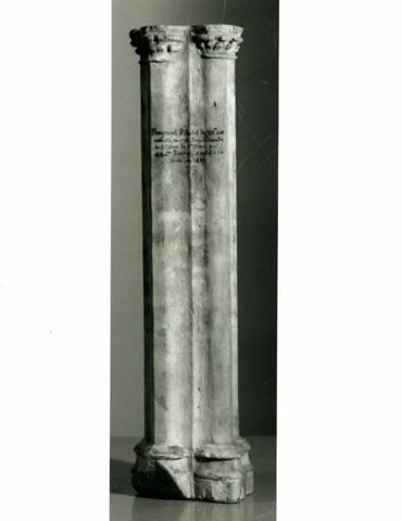 Support formé de colonnettes et d'un décor de fleurs de lys, image 8/8