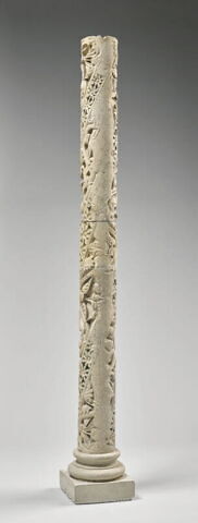 Fragment de colonnette décorée de feuillage et de galons perlés, image 2/11