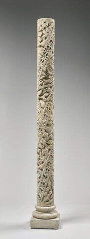 Fragment de colonnette décorée de feuillage et de galons perlés, image 3/11