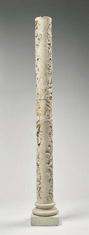 Fragment de colonnette décorée de feuillage et de galons perlés, image 5/11