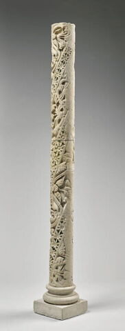 Fragment de colonnette décorée de feuillage et de galons perlés, image 7/11