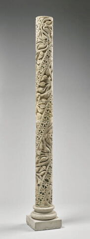 Fragment de colonnette décorée de feuillage et de galons perlés, image 8/11
