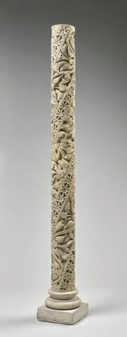 Fragment de colonnette décorée de feuillage et de galons perlés, image 9/11