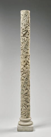 Fragment de colonnette décorée de feuillage et de galons perlés, image 10/11