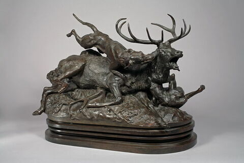 Cerf dix cors terrassé par deux lévriers d'Ecosse, image 2/10