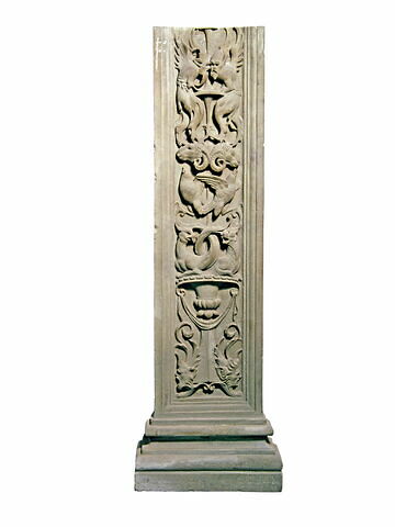 Pilastre à décor de candélabre et son chapiteau  (fragment)