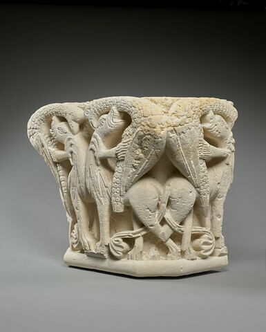 Chapiteau d'applique décoré d'oiseaux et de lions s'entre-dévorant, image 4/9