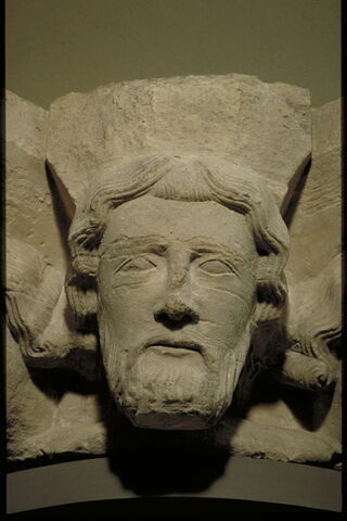 Culot décoré de trois têtes d'hommes, image 4/8