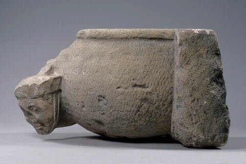 Fragment de bénitier décoré d'une tête de femme coiffée d'un touret