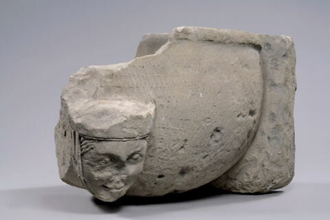 Fragment de bénitier décoré d'une tête de femme coiffée d'un touret, image 3/9