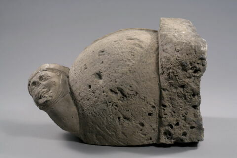 Fragment de bénitier décoré d'une tête de femme coiffée d'un touret, image 4/9
